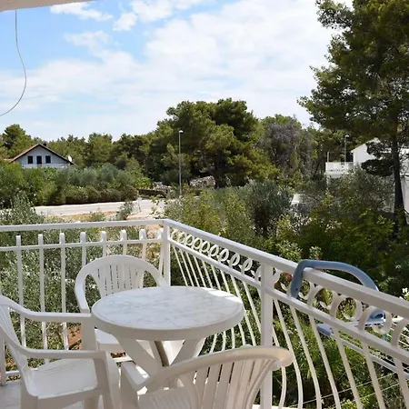 Danica With Balconies & Garden, 3 Min Walk To The Apartment Srima