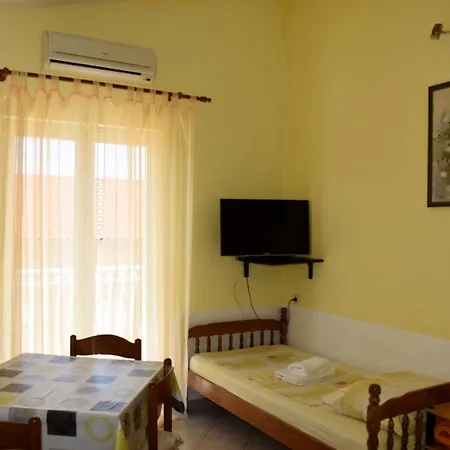 Danica With Balconies & Garden, 3 Min Walk To The * Srima