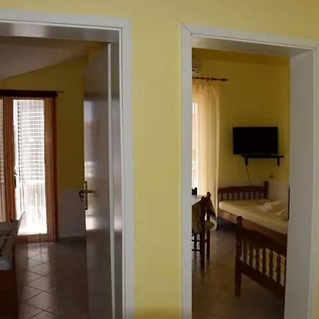 Apartment Danica With Balconies & Garden, 3 Min Walk To The Srima