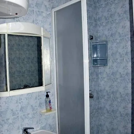 Danica With Balconies & Garden, 3 Min Walk To The Apartment *