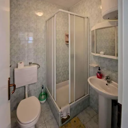 Apartment Danica With Balconies & Garden, 3 Min Walk To The Srima