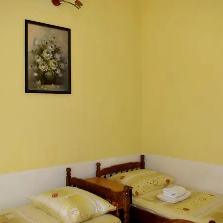 Danica With Balconies & Garden, 3 Min Walk To The
