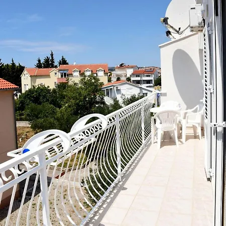 Danica With Balconies & Garden, 3 Min Walk To The Apartment