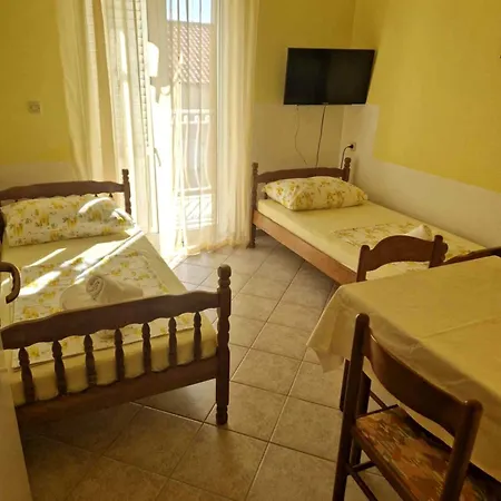 Danica With Balconies & Garden, 3 Min Walk To The Srima