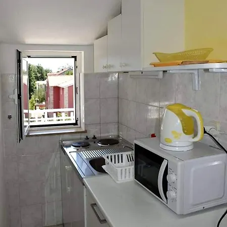 Danica With Balconies & Garden, 3 Min Walk To The Apartment Srima