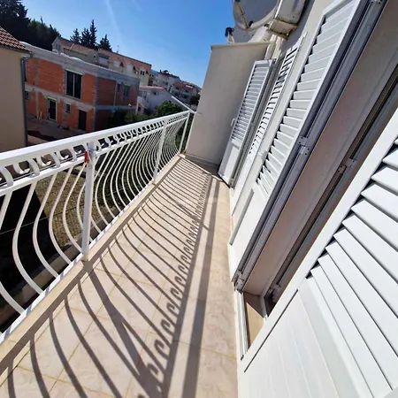 Danica With Balconies & Garden, 3 Min Walk To The Apartment