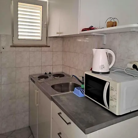 Danica With Balconies & Garden, 3 Min Walk To The Apartment Srima