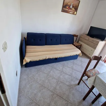 Danica With Balconies & Garden, 3 Min Walk To The Srima