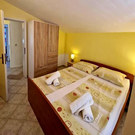 Danica With Balconies & Garden, 3 Min Walk To The *
