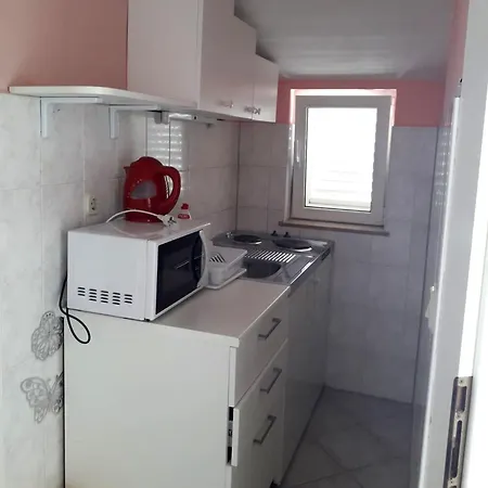 Danica With Balconies & Garden, 3 Min Walk To The
