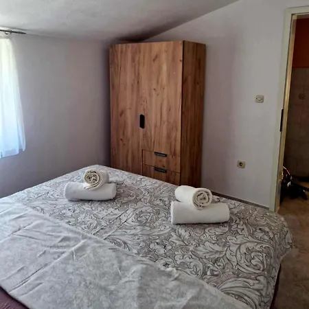 Danica With Balconies & Garden, 3 Min Walk To The Srima