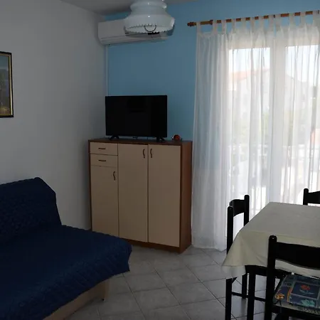 Danica With Balconies & Garden, 3 Min Walk To The