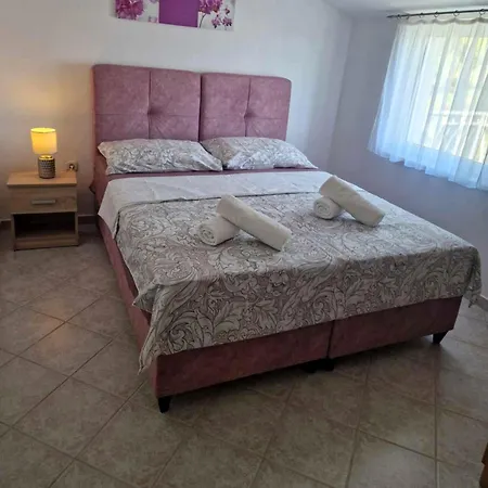 Danica With Balconies & Garden, 3 Min Walk To The Apartment
