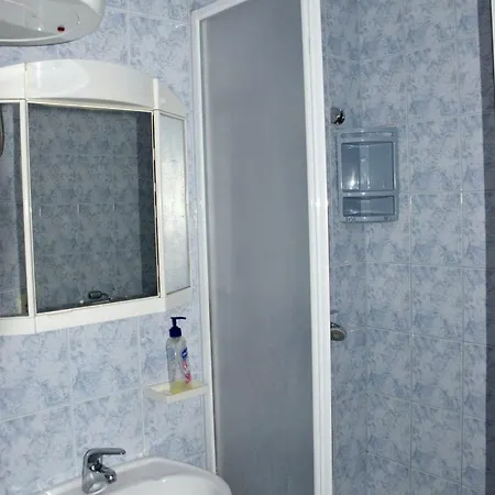 Danica With Balconies & Garden, 3 Min Walk To The Apartment