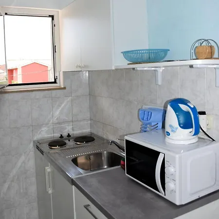 Danica With Balconies & Garden, 3 Min Walk To The Apartment