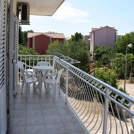 Apartment Danica With Balconies & Garden, 3 Min Walk To The Srima