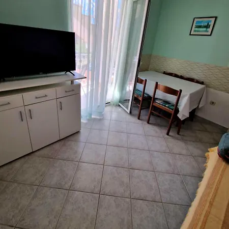 Danica With Balconies & Garden, 3 Min Walk To The