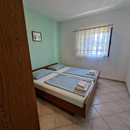 Danica With Balconies & Garden, 3 Min Walk To The Apartment