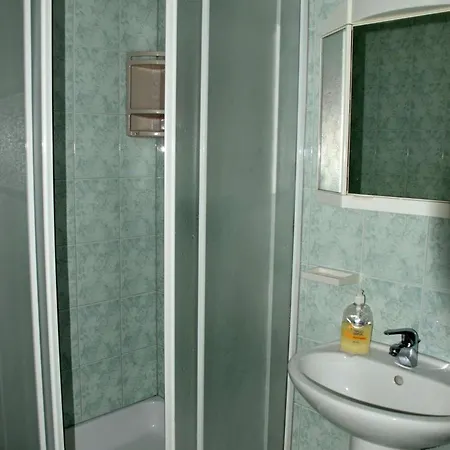 Danica With Balconies & Garden, 3 Min Walk To The Apartment