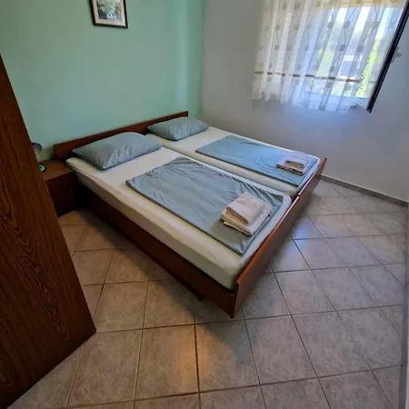 Danica With Balconies & Garden, 3 Min Walk To The Apartment Srima