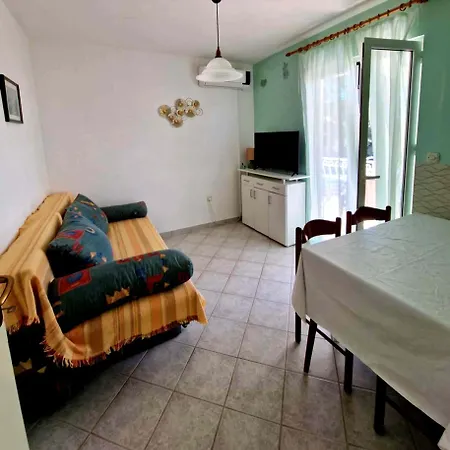 Danica With Balconies & Garden, 3 Min Walk To The