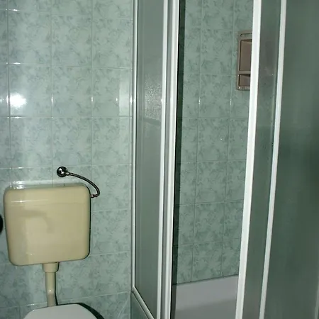 Danica With Balconies & Garden, 3 Min Walk To The
