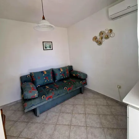 Danica With Balconies & Garden, 3 Min Walk To The Apartment *