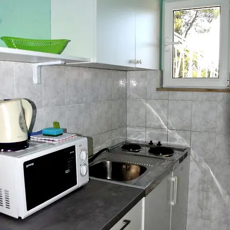 Danica With Balconies & Garden, 3 Min Walk To The Apartment Srima