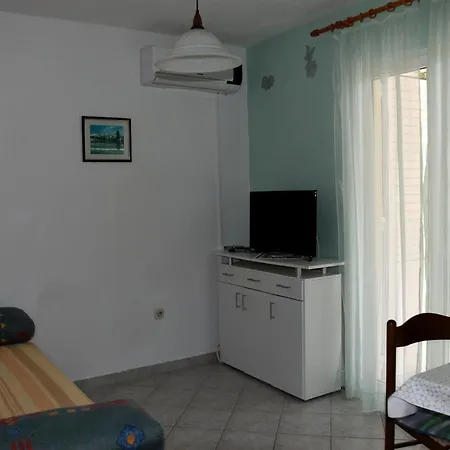 Danica With Balconies & Garden, 3 Min Walk To The Apartment *