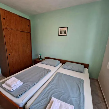 Danica With Balconies & Garden, 3 Min Walk To The Apartment *