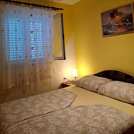 Danica With Balconies & Garden, 3 Min Walk To The Apartment
