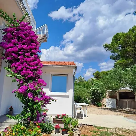 Danica With Balconies & Garden, 3 Min Walk To The Srima