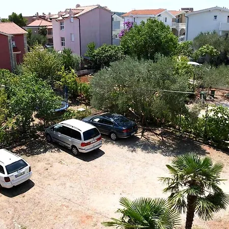 Danica With Balconies & Garden, 3 Min Walk To The