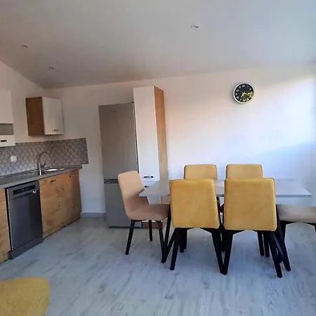 Apartment Danica With Balconies & Garden, 3 Min Walk To The Srima