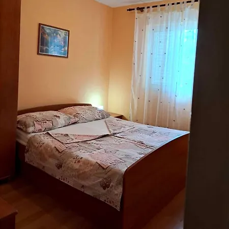 Danica With Balconies & Garden, 3 Min Walk To The *