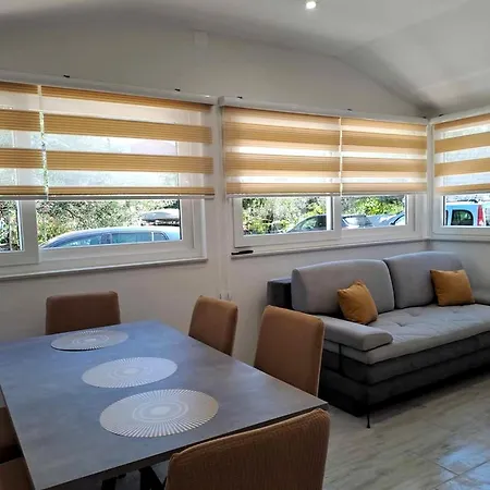 Danica With Balconies & Garden, 3 Min Walk To The Apartment *